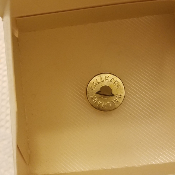 Vintage Hallmark Glass Keepsake Ornament 1983 Shirt Tales - Picture 9 of 10